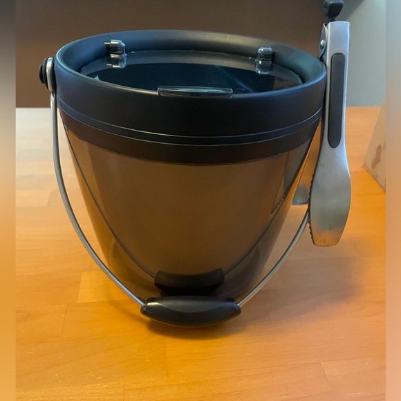 Ice bucket, 4 quarts, great condition. - Picture 1 of 10